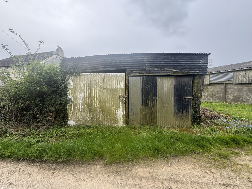 Lot: 119 - DETACHED HOUSE FOR IMPROVEMENT - Outbuilding one
